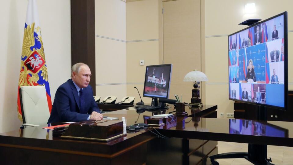 Ruský prezident Vladimir Putin predsedá zasadnutiu Bezpečnostnej rady prostredníctvom videokonferencie v rezidencii Novo-Ogarjovo pri Moskve v Rusku vo štvrtok 7. apríla 2022.
