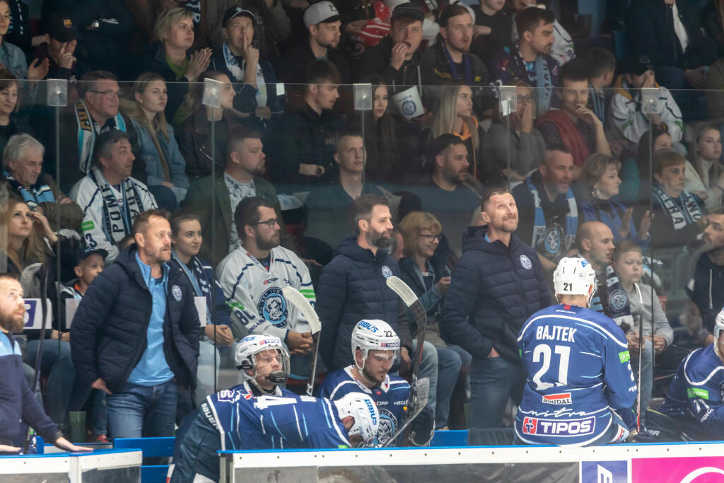 Na snímke je tréner HK Nitra Antonín Stavjaňa a striedačka v šiestom zápase finále Kaufland play off Tipos extraligy medzi HK Nitra - HC Slovan Bratislava.