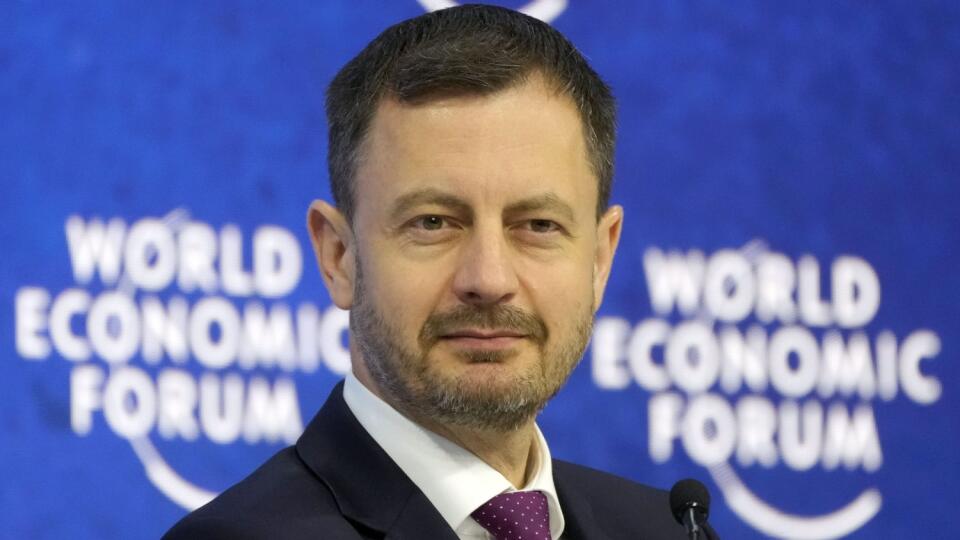EBE 40 Davos - Na snímke premiér Slovenskej republiky Eduard Heger na 51. výročnom Svetovom ekonomickom fóre (WEF) vo švajčiarskom Davose 25. mája 2022. FOTO TASR/AP
Eduard Heger, Prime Minister of the Slovak Republic, attends a panel session at the World Economic Forum in Davos, Switzerland, Wednesday, May 25, 2022. The annual meeting of the World Economic Forum is taking place in Davos from May 22 until May 26, 2022. (AP Photo/Markus Schreiber)