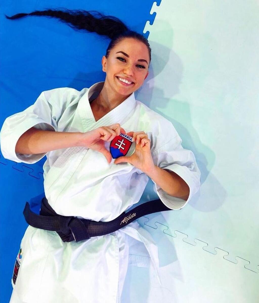 Sympatická Alžbeta Ovečková sa venuje karate od siedmich rokov, pričom si tento šport vybrala úplne sama. Má za sebou množstvo úspechov na úrovni majstrovstiev Slovenskej a Českej republiky.