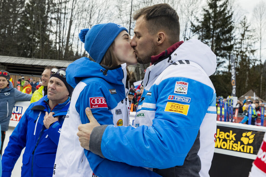 Na snímke Petra Vlhová a Michal Kyselica v cieli druhého kola pretekov obrovského slalomu Svetového pohára v alpskom lyžovaní žien v Kranjskej Gore.