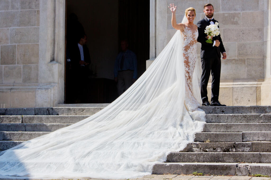 Svadba Dominiky Cibulkovej bola v roku 2016 svadobnou udalosťou roka.Inšpiráciu na šaty našla u modelky Iriny Shayk, ktorá ich predstavila.