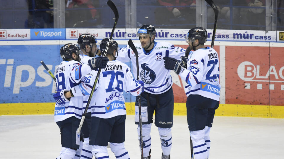 Na snímke gólová radosť hráčov Popradu v zápase 46. kola hokejovej Tipsport Ligy HC Košice – HK Popad 31. januára 2020 v Košiciach. FOTO TASR – František Iván