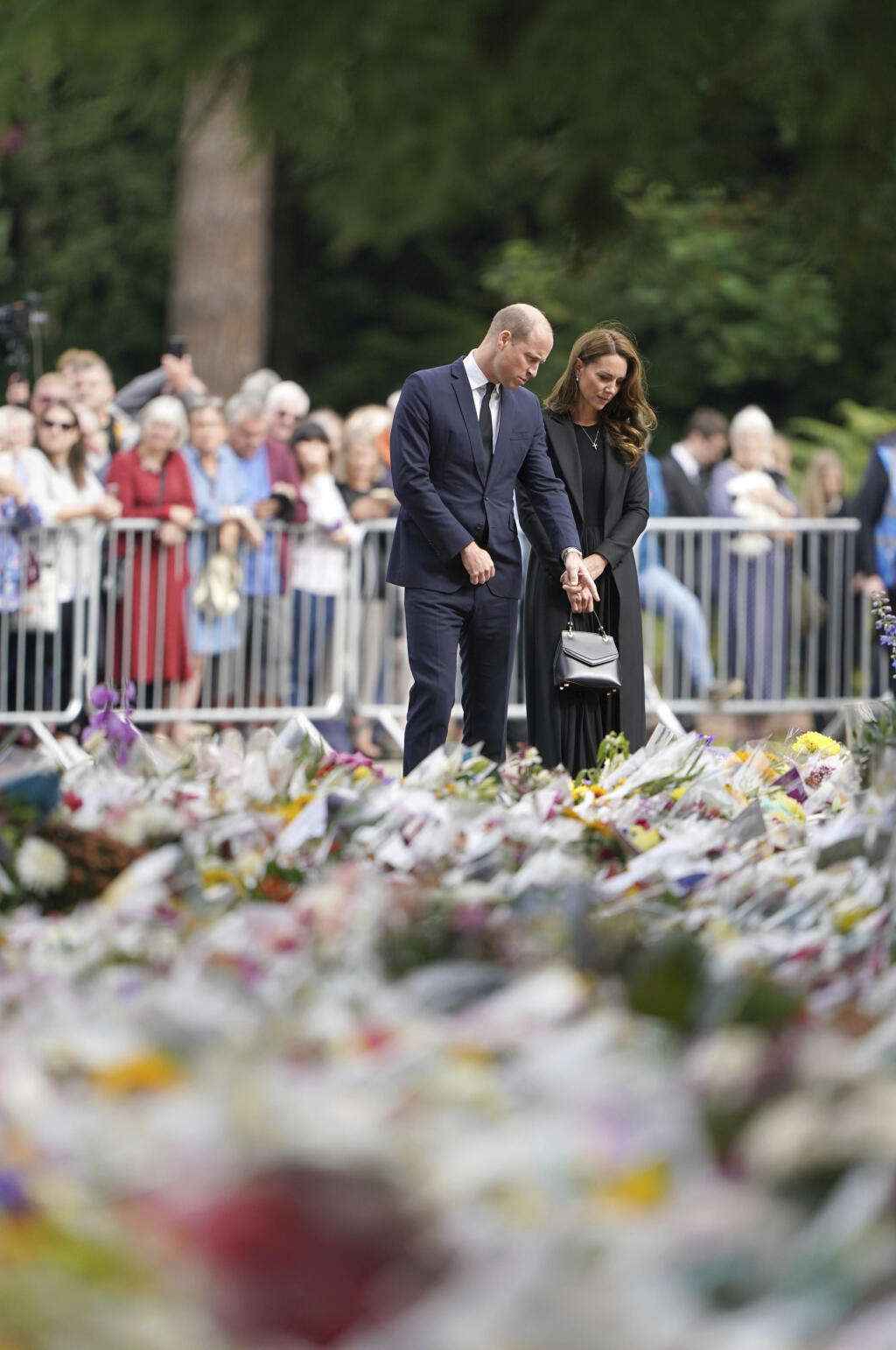 Na snímke britský princ William a jeho manželka Kate, princezná z Walesu sledujú kytice na pamiatku zosnulej britskej kráľovnej Alžbety II. pred sídlom Sandringham House v anglickom grófstve Norfolk 15. septembra 2022. FOTO TASR/AP