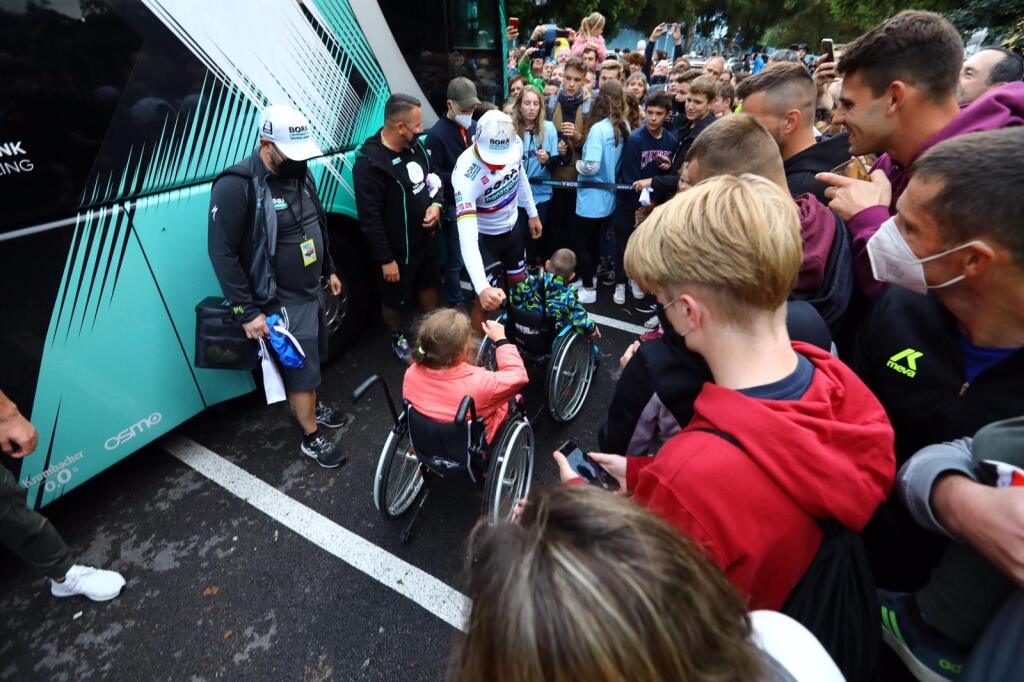 Peter Sagan urobil radosť fanúšikom podpismi a fotografiami