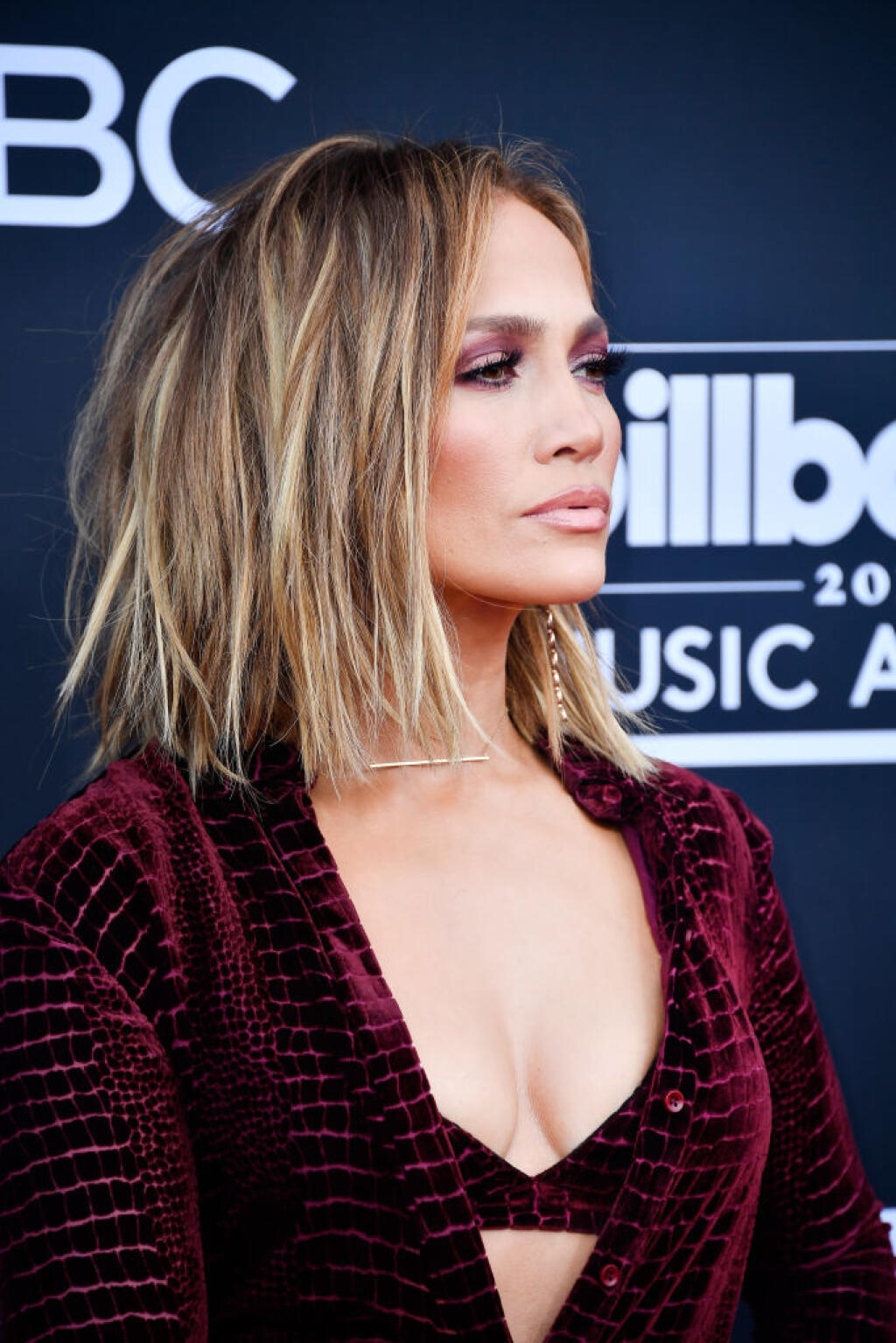Medzi top herečky ju dostala Jennifer Lopez hlavná rola vo filme Selena (1997), za ktorú ju nominovali na Zlatý glóbus. Debutový album On the 6 vydala v roku 1999. Na názov jej bola inšpiráciou zastávka metra, ktorým jazdila do práce, ale to už bolo riadne dávno. Jubileum oslávil 24. júla a fanúšikom darovala narodeninové turné.