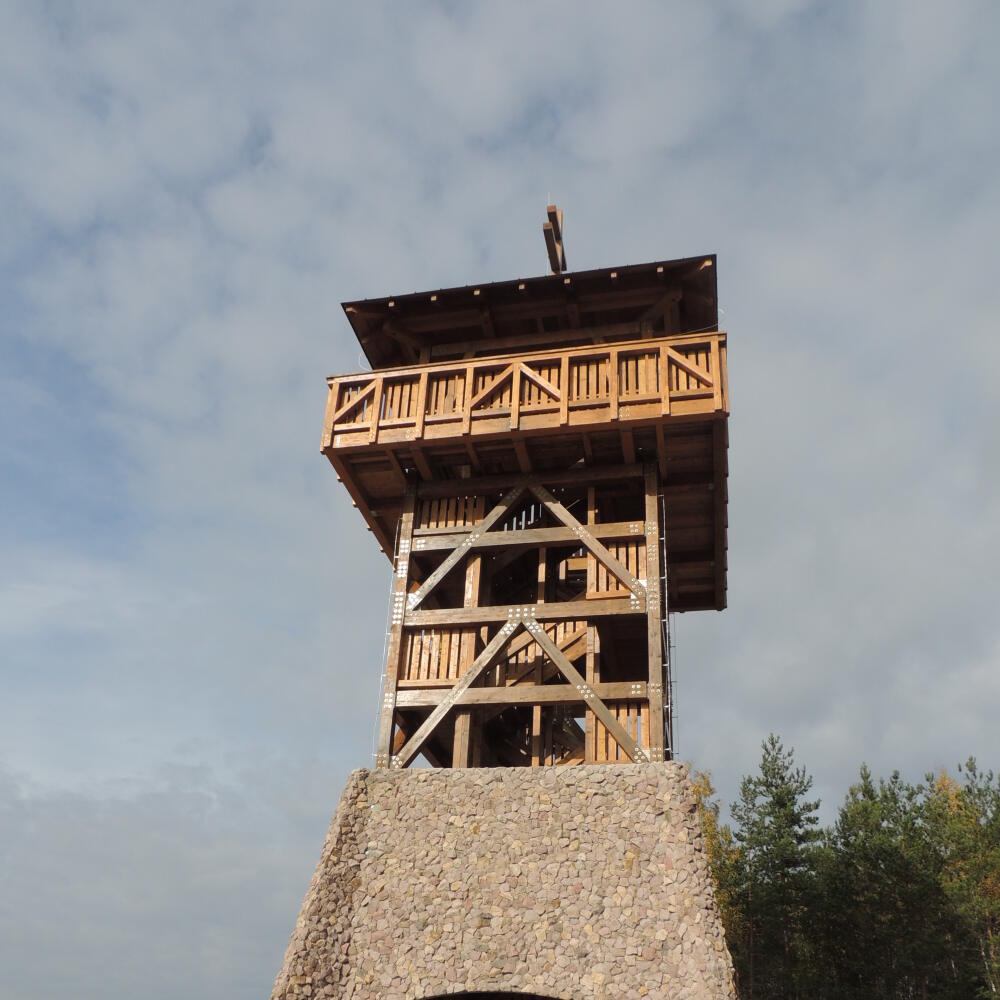 Rozhľadňa Háj, ktorá sa nachádza na turistickej zastávke Háj vo výške 625 metrov nad morom a je súčasťou náučného chodníka Zvonička 27. októbra 2017.
