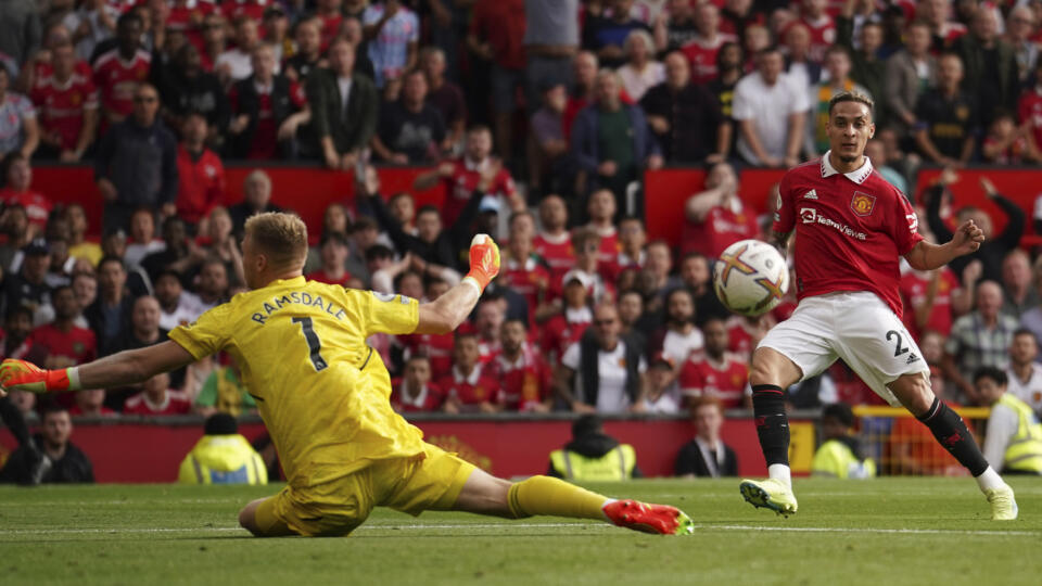 EBE 60 Manchester - Na snímke vpravo hráč United Antony strieľa gól, vľavo brankár Arsenalu Aaron Ramsdale v zápase 6. kola anglickej Premier League vo futbale Manchester United - FC Arsenal v nedeľu 4. septembra 2022. FOTO TASR/AP
Manchester United's Antony, right, scores his side's opening goal past Arsenal's goalkeeper Aaron Ramsdale during the English Premier League soccer match between Manchester United and Arsenal at Old Trafford stadium, in Manchester, England, Sunday, Sept. 4, 2022. (AP