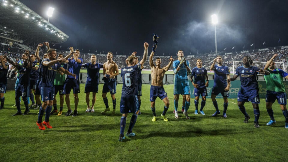 Hráči Slovana sa radujú z postupu do skupinovej fázy po skončení odvetného zápasu playoff Európskej ligy medzi ŠK Slovan Bratislava a Paok FC.