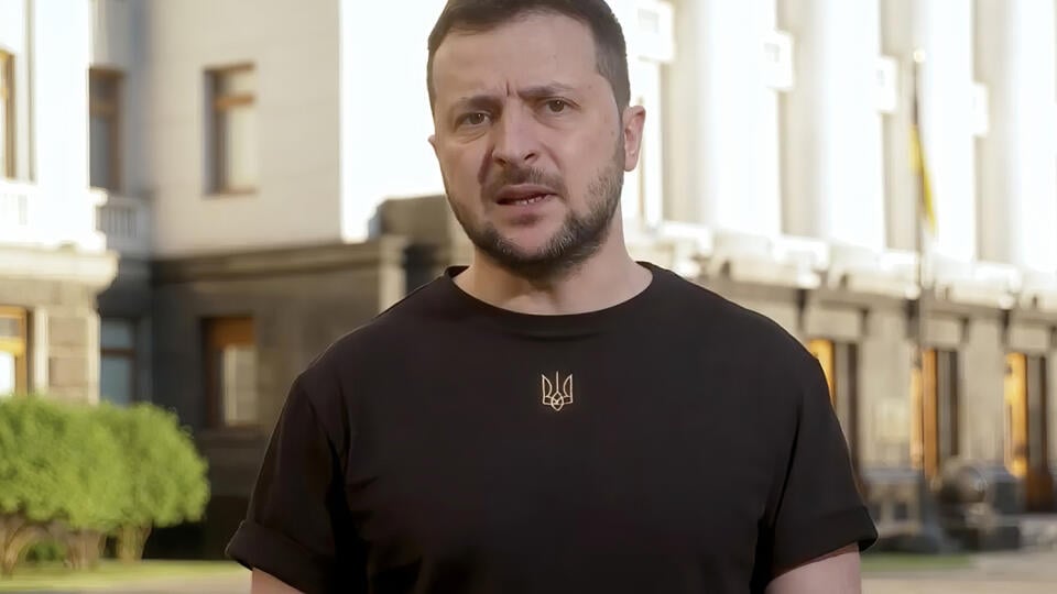 JB 11 Kyjev - Na snímke z videa ukrajinský prezident Volodymyr Zelenskyj rozpráva z Kyjeva 3. júna 2022. Ukrajinský prezident Volodymyr Zelenskyj vyhlásil, že má vieru vo víťazstvo svojej krajiny a porážku ruskej agresie, ktorá trvá už 100 dní. Uviedla to v sobotu 4. júna agentúra DPA.      "Presne pred 100 dňami sme sa prebudili do novej reality," Zelenskyj uviedol vo video nahrávke, nakrútenej pred jeho oficiálnym sídlom v Kyjeve. FOTO TASR/AP

In this image from video provided by the Ukrainia