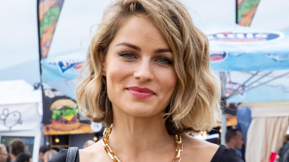Ivana Gáborík menila outfity ako na páse. Na druhý deň vytiahla farebné maskáče.