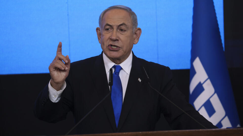 WA 5 archív Jeruzalem - Na archívnej snímke z 2. novembra 2022 bývalý izraelský premiér a predseda strany Likud Benjamin Netanjahu gestikuluje v sídle strany v Jeruzaleme po zverejnení prvých exit pollov v predčasných parlamentých voľbách v Izraeli. Bývalý izraelský premiér Benjamin Netanjahu dostane v nedeľu 13. novembra 2022 oficiálny mandát na zostavenie novej vlády. Oznámila to v piatok kancelária izraelského prezidenta Jicchaka Herzoga, ktorý od stredy viedol povolebné konzultácie s lídrami