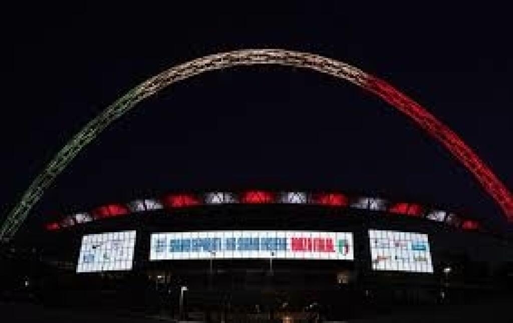 Talianska trikolóra nad Wembley pripomína odložený zápas Anglicka s Talianskom