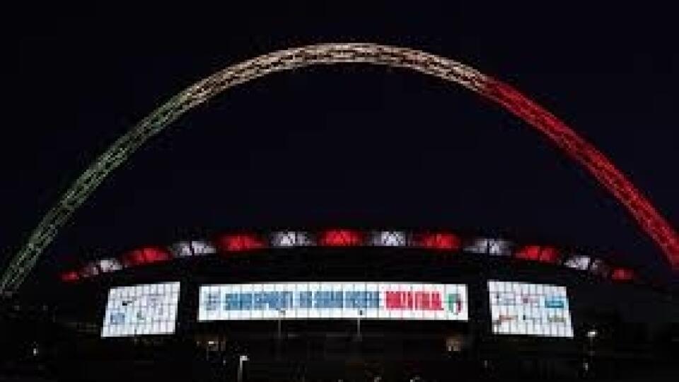 Talianska trikolóra nad Wembley pripomína odložený zápas Anglicka s Talianskom