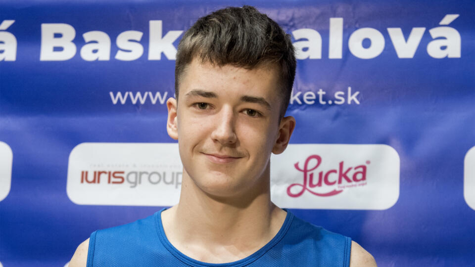 Na snímke slovenský basketbalový reprezentant Timotej Malovec odpovedá na otázky novinárov počas reprezentačného tréningu 16. júla 2020 v Bratislave. FOTO TASR - Martin Baumann