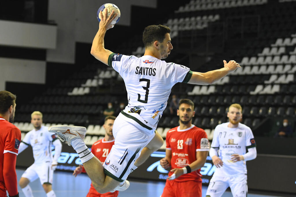 Na snímke s loptou Nuno Santos (Tatran Prešov) v treťom zápase finále play off Niké Handball Extraligy mužov v hádzanej Tatran Prešov – MŠK Považská Bystrica.