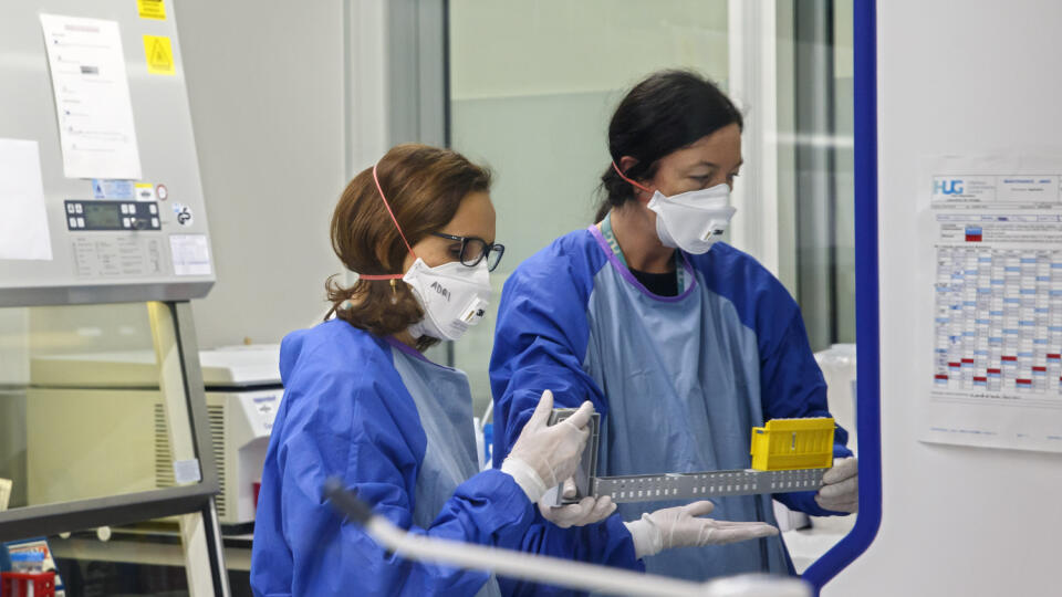MIK 22 Ženeva - Laboratórni technici virologického laboratória Ženevskej nemocnice testujú vzorky odobraté osobám podozrivým z infekcie koronavírusom COVID-19, SARS-CoV2, v laboratóriu P4D vo Fakultnej nemocnici v Ženeve vo Švajčiarsku. 10. marca 2020. FOTO TASR/AP
Virology laboratory technicians of the Geneva University Hospitals tests samples collected on persons suspected of being infected with the new coronavirus COVID-19, SARS-CoV2, in the P4D Laboratory at the University Hospital in Genev
