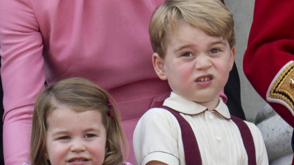 Princ George s mladšou sestrou Charlotte na balkóne počas akcie Trooping the Colour.