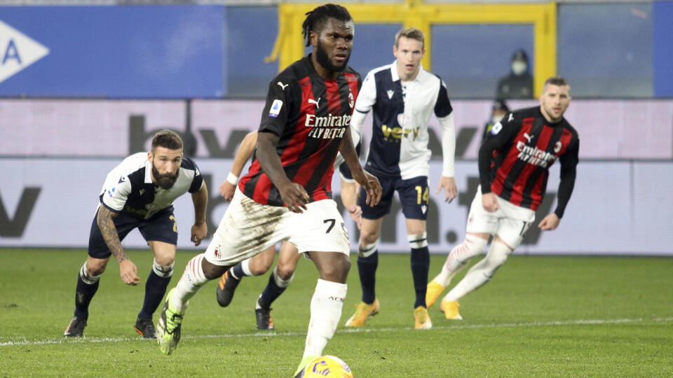 JB 4 Janov - Hráč AC Miláno Franck Kessie s loptou vo futbalovom zápase talianskej ligy Serie A Sampdoria Janov - AC Miláno v Janove 6. decembra 2020. FOTO TASR/AP
Franck Kessie looks upfield during the Serie A soccer match between Sampdoria and AC Milan, at the Genoa Luigi Ferraris Stadium, Italy, Sunday, Dec. 6, 2020. (Tano Pecoraro/LaPresse via AP)
