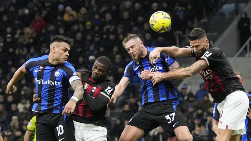 WA 17 Miláno - Slovenský futbalista v drese Interu Miláno Milan Škriniar (druhý sprava) a hráč AC Milána Olivier Giroud bojujú o loptu v hlavičkovom súboji v mestskom derby 21. kola talianskej Serie A Inter Miláno – AC Miláno v Miláne v nedeľu 5. februára 2023. FOTO TASR/AP
AC Milan's Olivier Giroud, right, jumps for the ball with Inter Milan's Milan Skriniar, second right, during the Serie A soccer match between Inter Milan and AC Milan at the San Siro Stadium, in Milan, Italy, Sunday, Feb.