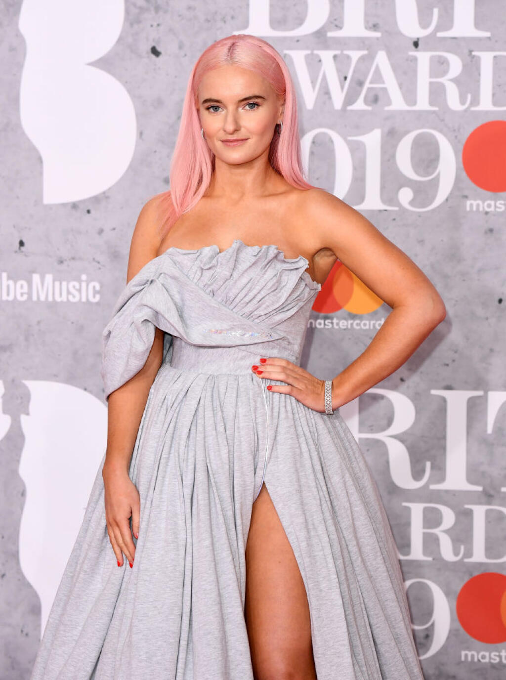 Speváčka Grace Chatto s ružovou korunou krásy na BRIT Awards 2019 v Londýne.
