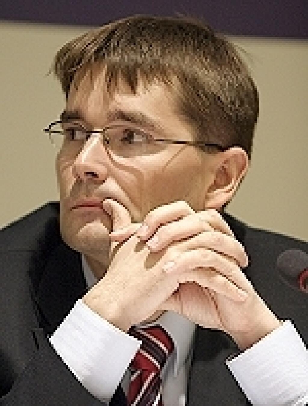 Ministerstvo financií: Slovensko veľa zamestnáva aj veľa platí