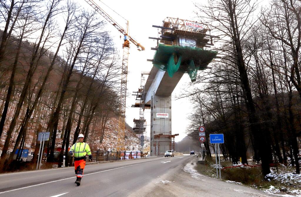 Na snímke výstavba 9-kilometrového úseku R2 Kriváň – Mýtna, ktorého väčšiu časť budú tvoriť estakády. Ide o technicky náročný úsek, ktorého súčasťou bude 5 km dlhá mostná estakáda v údolí Krivánskeho potoka, ktorá bude po dokončení najdlhšou estakádou na Slovensku. Táto estakáda je situovaná vo výške 15 až 45 metrov ponad trasu cesty I/16 pri Kriváni v okrese Detva vo štvrtok 29. decembra 2022. FOTO TASR - Ján Krošlák