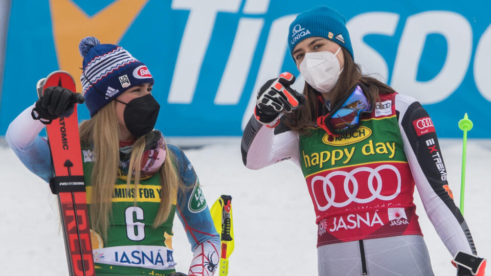 Mikaela Shiffrinová (vľavo) v debate s našou Petrou Vlhovou. Z očkovania mala určite väčší strach ako z našej lyžiarky.
