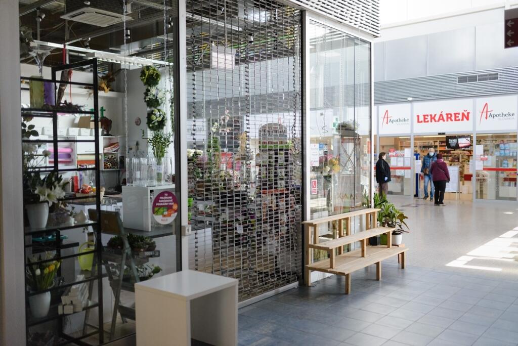 Prázdne nákupné centrum počas epidémie koronavírusu