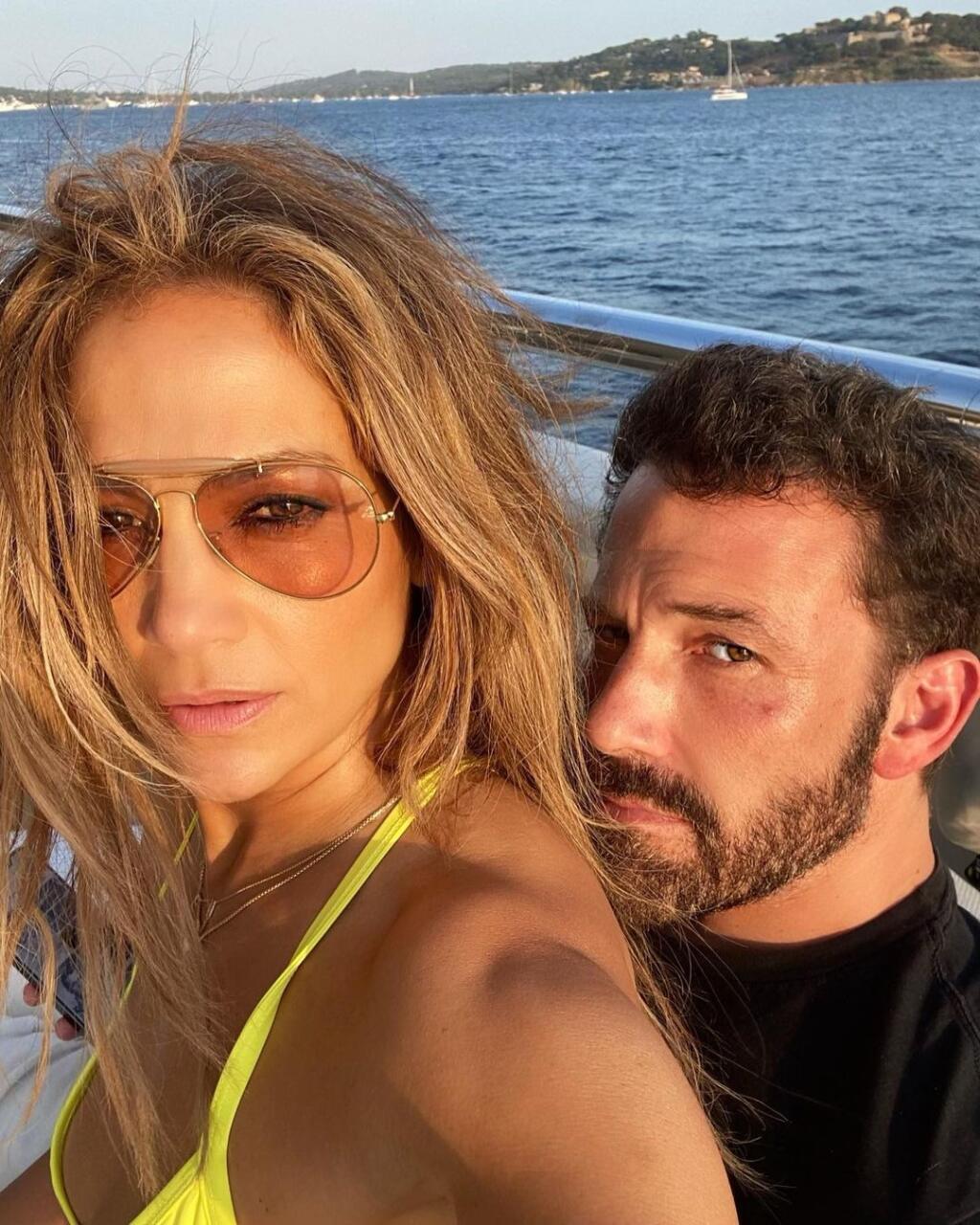 Jennifer Lopez zverejnila na Valentína tento záber. JLo má na svojom boku symbol nekonečna, ktorý zdobia mená Jennifer a Ben a pretína ho šíp. Ben má na paži dva prekrížené šípy, ktoré dopĺňajú len iniciály J a B. Tetovania tak nie sú úplne zhodné, ale majú spoločný význam. „Záväzok je sexy.
