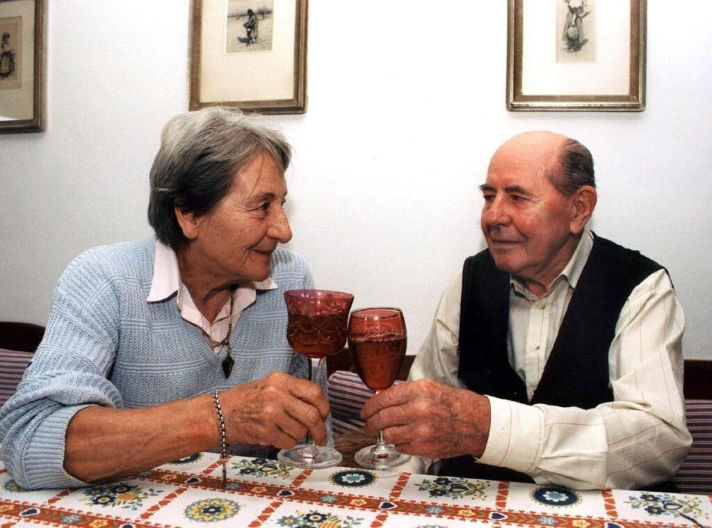 Manželia Zátopkovci pri oslave svojich 75. narodenín v roku 1997. Oslavovali v jeden deň, ale Emil bol vraj o štyri hodiny starší.