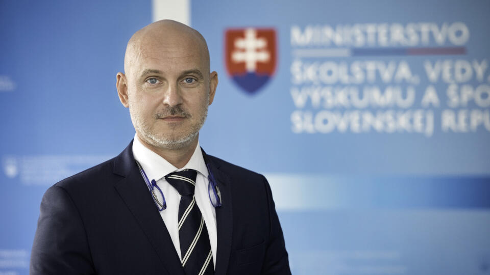 Na snímke minister školstva, vedy, výskumu a športu SR Branislav Gröhling (SaS) pózuje 26. mája 2020 v Bratislave. FOTO TASR - Pavel Neubauer