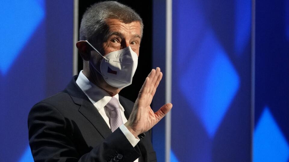 WA 17 Praha - Český premiér Andrej Babiš máva počas televíznej debaty v Prahe pred budúcotýždňovými parlamentnými voľbami v Českej republike v nedeľu 3. októbra 2021. Voľby sa uskutočnia 8. a 9. októbra 2021. FOTO TASR/AP
Czech Republic's Prime Minister Andrej Babis attends a TV debate ahead of the upcoming general election in Prague, Czech Republic, Sunday, Oct. 3, 2021. (AP Photo/Petr David Josek)