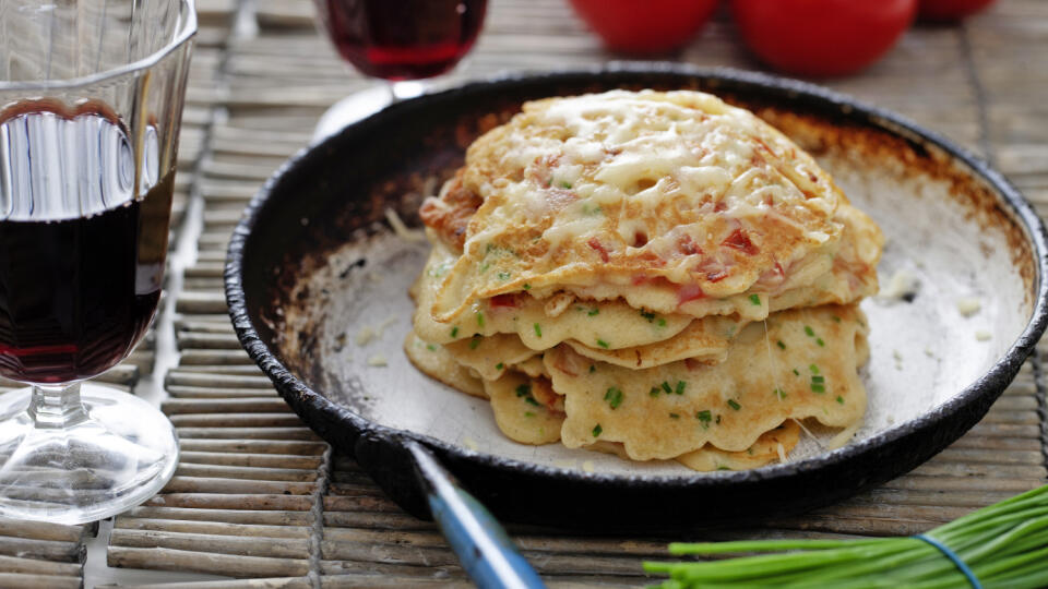 Paradajkové palacinky sú výborné k vínu.