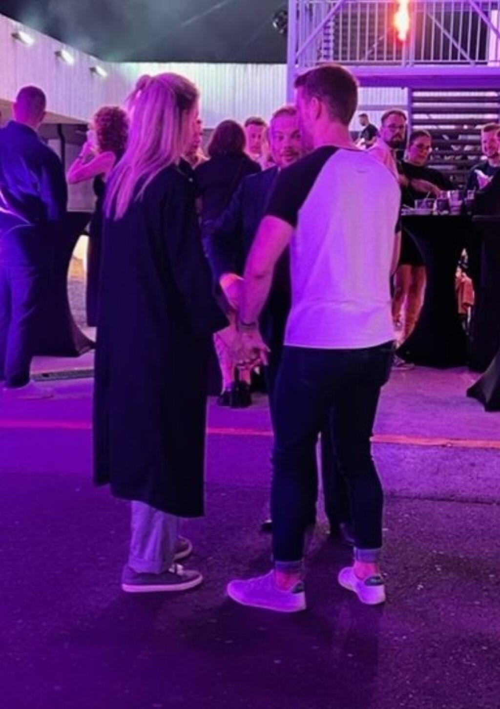Adela na prenose SOWA nebola, s Viktorom sa objavila až na párty. Správali sa k sebe ako čerství zaľúbenci. Manžel ju hladkal po chrbte a držali sa romanticky za ruky.
