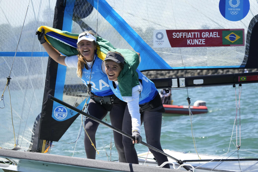 EBE 7 Fudžisawa - Na snímke brazílske jachtárky Martine Graelová (vpravo) a Kahena Kunzeová sa na XXXII. letných OH v Tokiu stali olympijskými víťazkami v triede 49er FX utorok 3. augusta 2021. FOTO TASR/AP
Gold medalists Brazil's Martine Grael and Kahena Kunze celebrate after competing in the women's 49er medal race at the 2020 Summer Olympics on Tuesday, Aug. 3, 2021, in Fujisawa, Japan. (AP Photo/Gregorio Borgia)