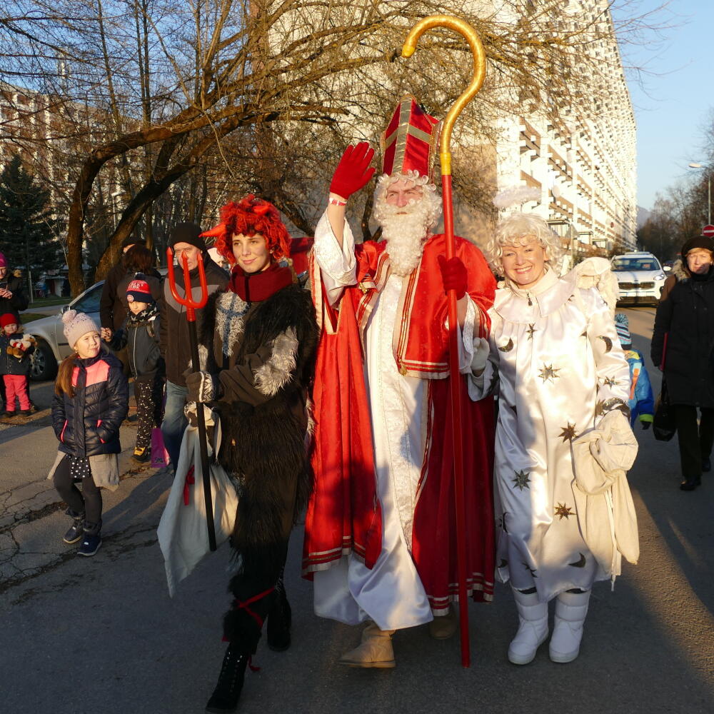 Na snímke Mikuláš na sídlisku Vlčince v Žiline dňa 5. decembra 2019. FOTO TASR - Erika Ďurčová
