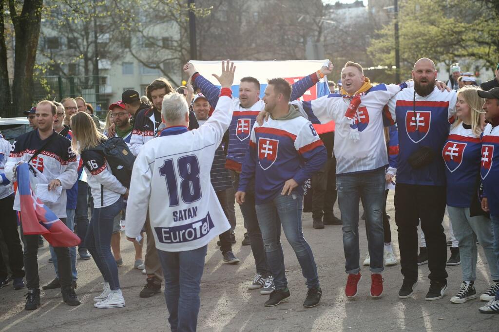 Slovenskí fanúšikovia sa aj pred zápasom proti Nemecku výborne bavili v okolí haly.