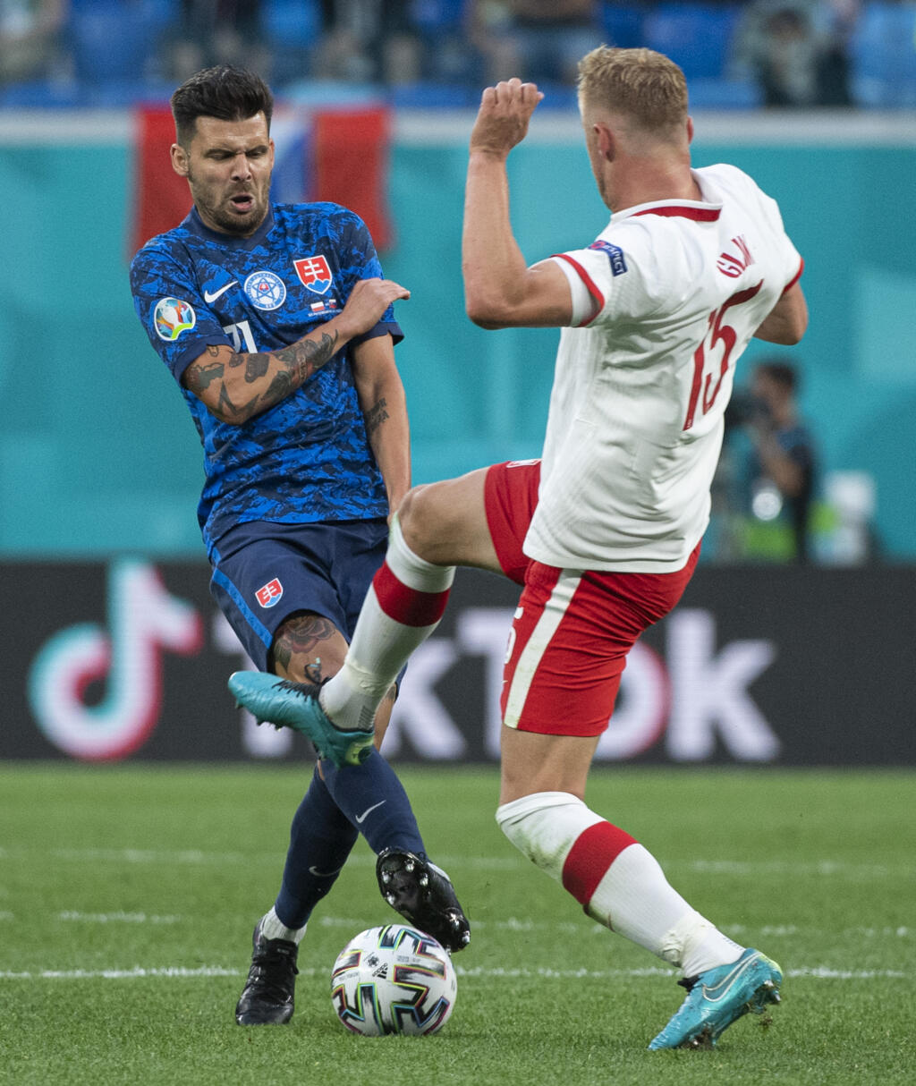 Na snímke vľavo Slovák Michal Duriš a vpravo Poliak Kamil Glik v zápase E-skupiny na majstrovstvách Európy vo futbale Poľsko - Slovensko 14. júna 2021 v ruskom Petrohrade. FOTO TASR - Martin Baumann