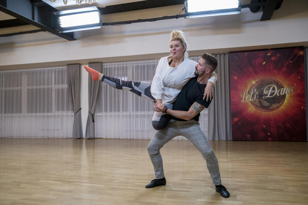 Na snimke komicka Eva Kramerova a tanecnik Lukas Hojdan pocas treningu v ramci tanecnej sutaze TV Markiza Lets Dance.