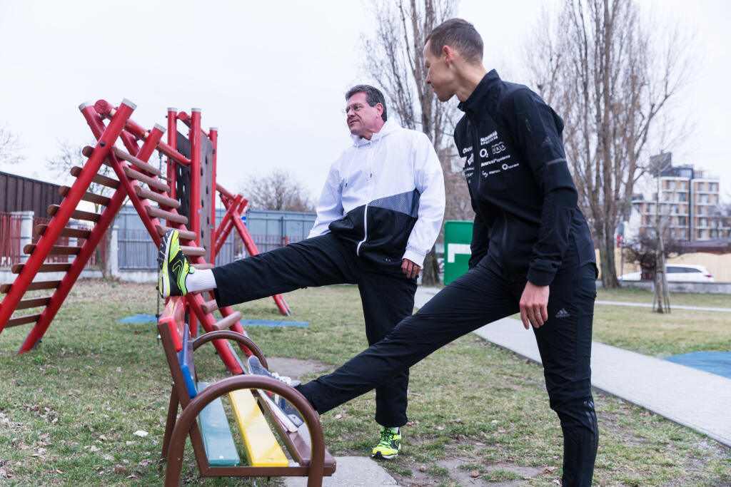 Maroš Šefčovič si rád zabehá. Ukázal to v prezidentskej kampani, keď natočil video, na ktorom si doprial ranný beh s olympijským víťazom Matejom Tóthom.