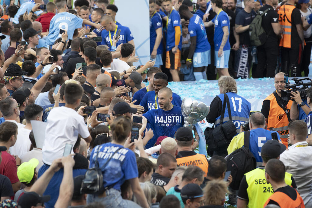 Na snímke futbalisti Slovana Bratislava , ktorý oslavujú zisk 4. titulu Fortuna ligy za sebou.
