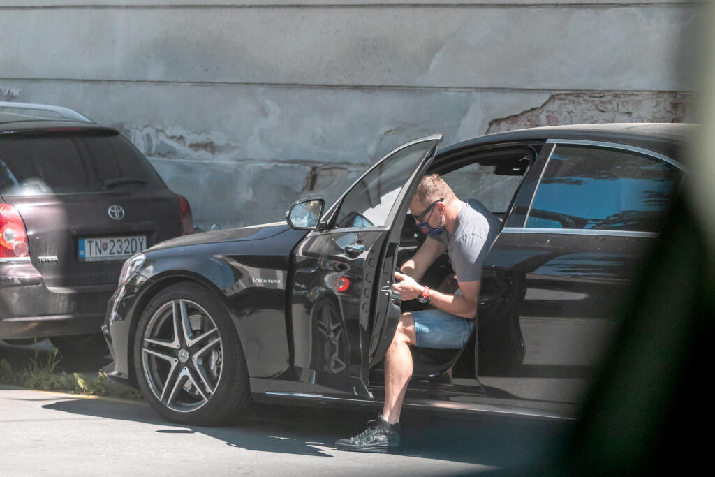 Na snímke Marián Gáborík ako prišiel domov, presadol do mercedesu a následne išiel do nemocnice v Trenčíne, kde rodila jeho manželka.
