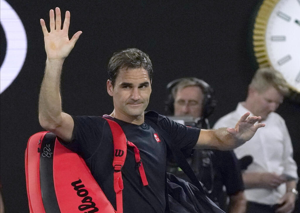 Švajčiarsky tenista Roger Federer máva divákom po prehre v semifinále mužskej dvojhry proti Srbovi Novakovi Djokovičovi na grandslamovom turnaji Australian Open v Melbourne 30. januára 2020. Federer prehral 6:7 (1), 4:6 a 3:6.