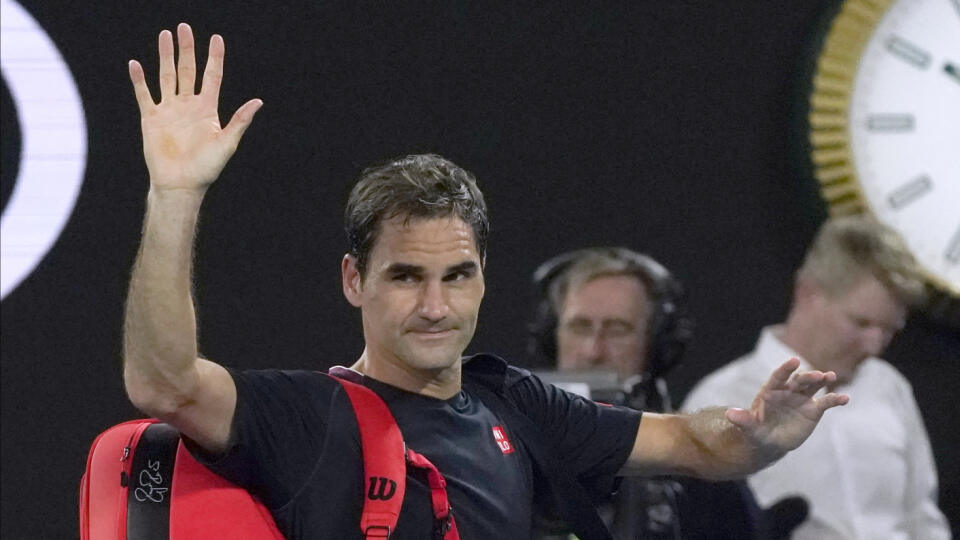 WA 29 Melbourne - Švajčiarsky tenista Roger Federer máva divákom po prehre v semifinále mužskej dvojhry proti Srbovi Novakovi Djokovičovi na grandslamovom turnaji Australian Open v Melbourne 30. januára 2020. Federer prehral 6:7 (1), 4:6 a 3:6. FOTO TASR/AP 

Switzerland's Roger Federer waves as he leaves Rod Laver Arena following his loss to Serbia's Novak Djokovic in their semifinal match at the Australian Open tennis championship in Melbourne, Australia, Thursday, Jan. 30, 2020. (AP Photo/Lee