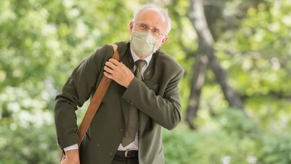 Na snímke minister pôdohospodárstva a rozvoja vidieka SR Ján Mičovský (OĽaNO) prichádza na rokovanie 16. schôdze vlády SR v Bratislave 30. apríla 2020. FOTO TASR - Martin Baumann