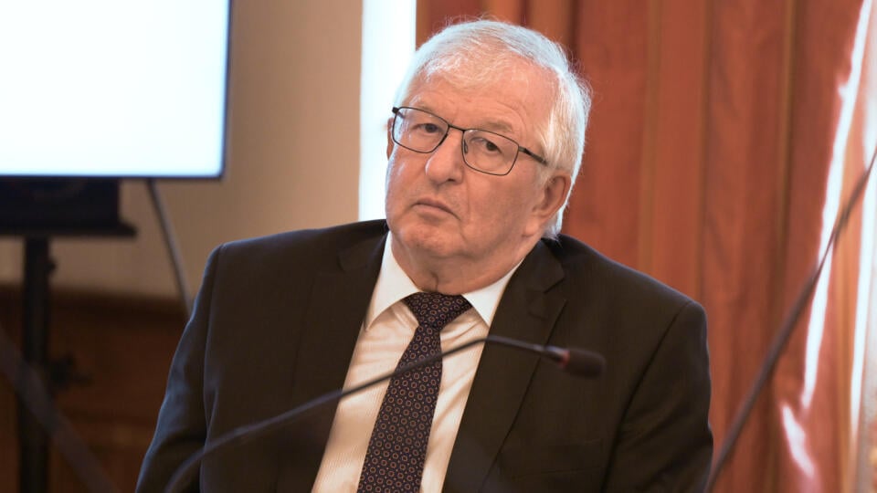 Na snímke predseda Súdnej rady SR Ján Mazák počas zasadnutia Súdnej rady o návrhu na jeho odvolanie z funkcie predsedu Súdnej rady 14. decembra 2023 v Bratislave. FOTO TASR - Pavel Neubauer