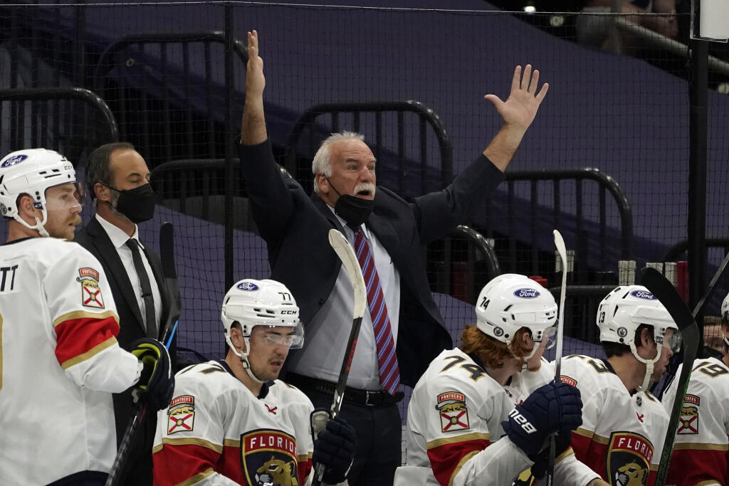 WA 21 Tampa - Tréner Floridy Joel Quenneville reaguje na striedačke v treťom zápase semifinále Centrálnej divízie NHL Tampa Bay Lightning - Florida Panthers v Tampe vo štvrtok 20. mája 2021. Hráči Floridy skorigovali stav série s Tampou Bay v Centrálnej divízii na 1:2. Na svojom ľade uspeli 6:5 po predĺžení. FOTO TASR/AP
Florida Panthers head coach Joel Quenneville looks for a penalty call during the first period in Game 3 of an NHL hockey Stanley Cup first-round playoff series against the Ta