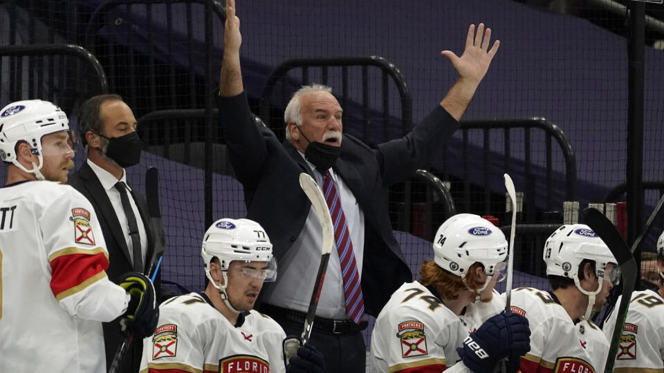 WA 21 Tampa - Tréner Floridy Joel Quenneville reaguje na striedačke v treťom zápase semifinále Centrálnej divízie NHL Tampa Bay Lightning - Florida Panthers v Tampe vo štvrtok 20. mája 2021. Hráči Floridy skorigovali stav série s Tampou Bay v Centrálnej divízii na 1:2. Na svojom ľade uspeli 6:5 po predĺžení. FOTO TASR/AP
Florida Panthers head coach Joel Quenneville looks for a penalty call during the first period in Game 3 of an NHL hockey Stanley Cup first-round playoff series against the Ta