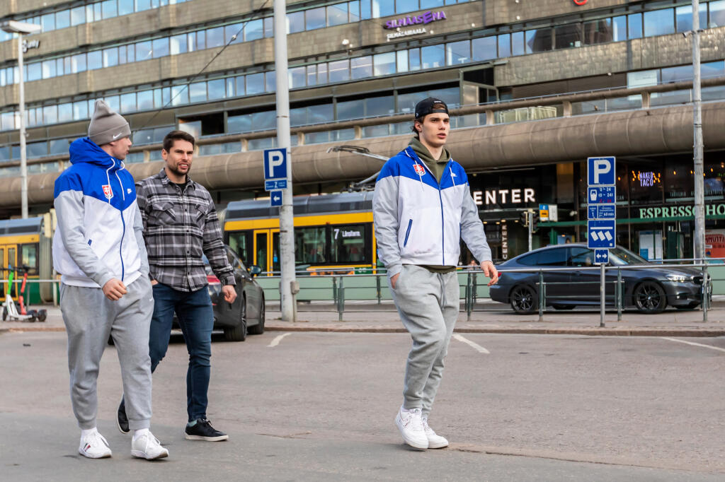 Na snímke sú slovenskí hokejoví reprezentanti Šimon Nemec, Samuel Takáč a Juraj Slafkovský počas prechádzky mestom na MS 2022 v Helsinkách.